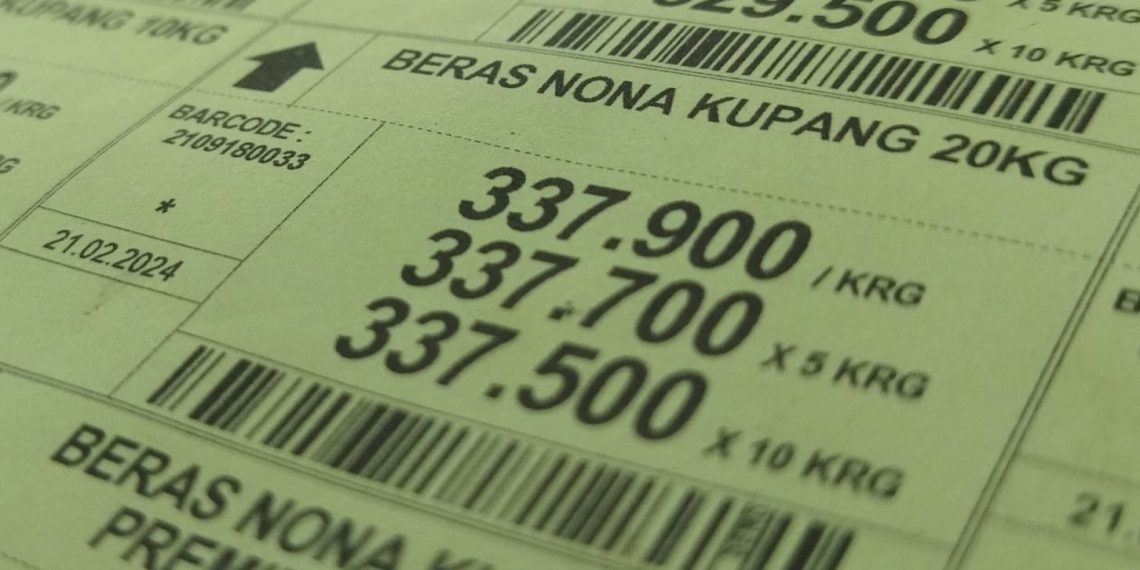 Keluh Buruh Kasar Berburu Beras Murah Keliling Kota