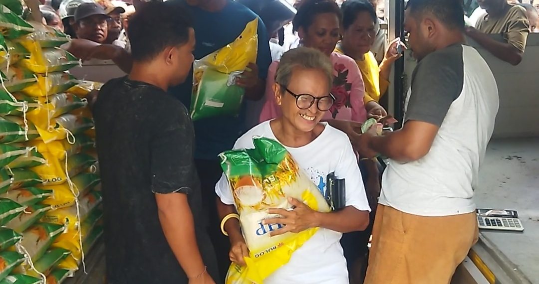 Ibu dan Nenek di Kupang Rela Berjam-jam Menanti Beras Murah Bulog