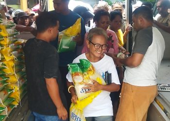 Ibu dan Nenek di Kupang Rela Berjam-jam Menanti Beras Murah Bulog