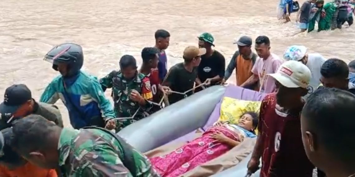 Jembatan Tak Diperbaiki, Wanita di Kupang Terjang Banjir Untuk Bersalin