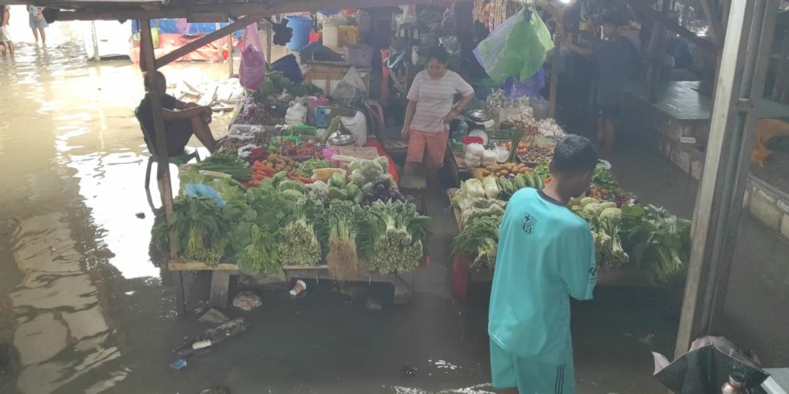 Alasan Pedagang Oesapa Bertahan Kena Gelombang Pesisir Tiap Tahun