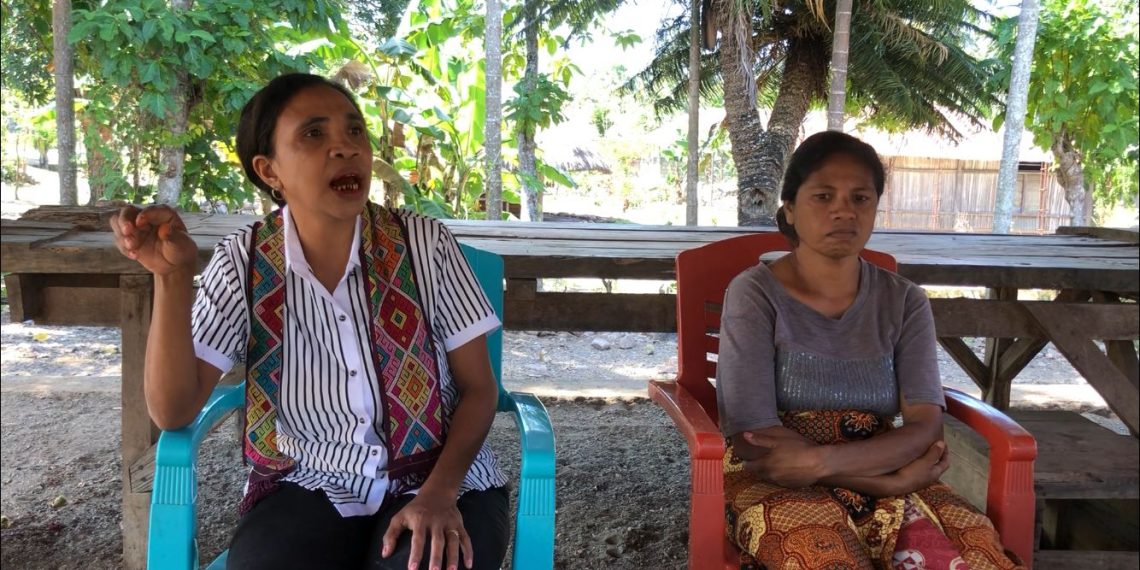 Perempuan Oenbit Tolak Tambang  