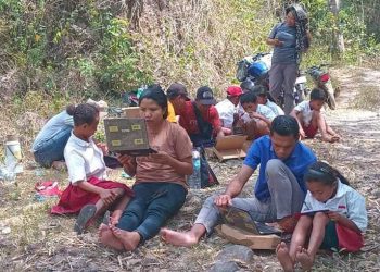 Siswa-siswa SDI Lengko Munda berjalan sekitar 2 kilometer dan menyeberangi sungai selebar 50 meter demi bisa mencapai lokasi yang memudahkan mereka mengakses internet. (Dok. Guru SDI Lengko Munda)
