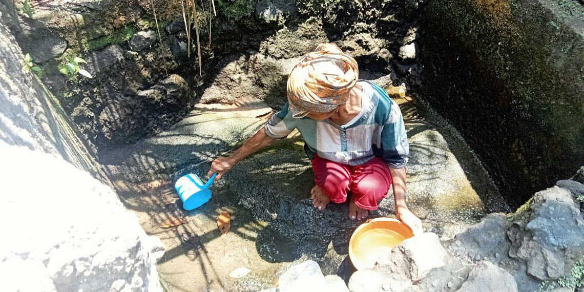 Warga Desa Rana Masak Kesulitan Air Bersih Bertahun-tahun