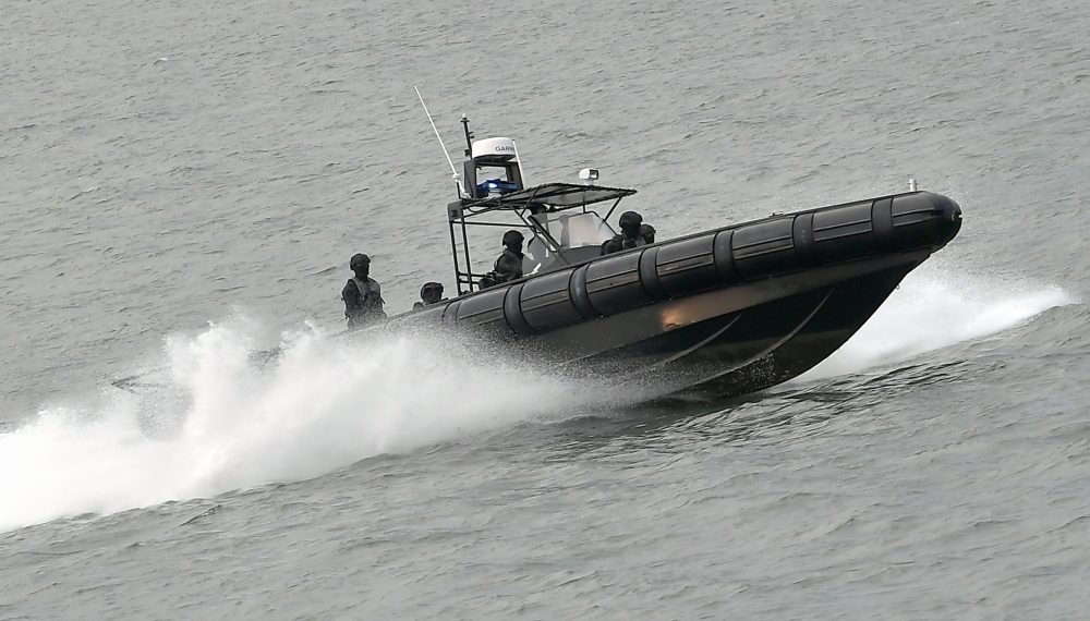 Polisi Agensi Penguatkuasaan Maritim Malaysia (APMM) berpatroli untuk mencegah masuknya imigran tak berdokumen ke Malaysia. (Malay Mail/Bernama)