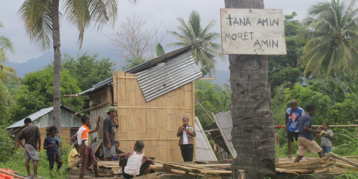 Warga suku Soge Natarmage, Kecamatan Waiblama, Kabupaten Sikka, NTT setelah penggusuran di lahan HGU yang dikelola PT Krisrama Maumere pada 22 Januari 2025. (Yohanes Fandi/KatongNTT.com)