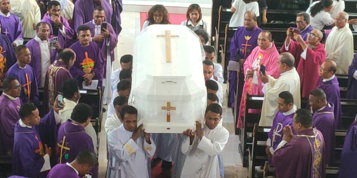 Para imam membawa peti jenazah Uskup Emeritus Mgr Petrus Turang Pr dari altar Gereja Katedral Kristus Raja di Kota Kupang, NTT untuk dimakamkan di Kompleks Gereja Katedral bersebelahan dengan makam Uskup Agung Kupang pertama Mgr. Gregorius Monteiro SVD pada Selasa siang, 8 April 2025.. (Dok. KatongNTT.com)