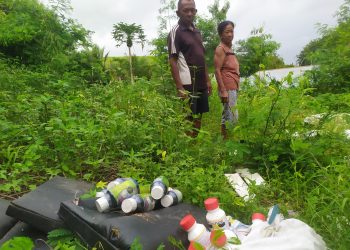 Warga Kampung Waerii di Desa Kolisia, Kabupaten Sikka menunjuk limbah berbahaya dan beracun yang dibuang di pekarangan rumah mereka. (Yohanes Fandi/KatongNTT.com)