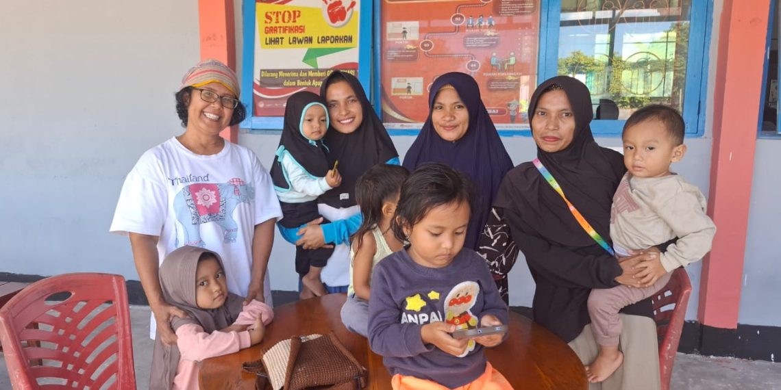 Tiga istri nelayan Papela, Rote bersama-sama anaknya menjenguk suami mereka di LP Baa, Rote Juli 2024. Suami mereka yang sehari-hari sebagai nelayan tergiur iming-iming uang puluhan juta oleh sindikat penyelundupan manusia untuk mengantar imigran ke Australia tahun 2022. (Dok. KatongNTT.com)