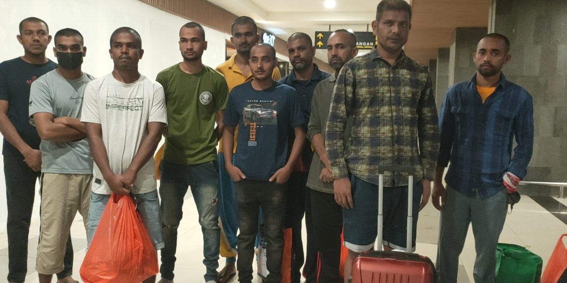 Warga Bangladesh yang terjerat sindikat penyelundupan manusia ke Australia terdampar di Pulau Rote, NTT untuk kemudian Imigrasi Kupang mendeportasi mereka ke negaranya. (Dok, KatongNTT.com)