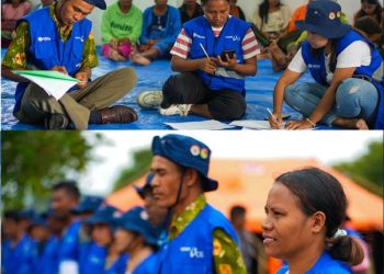 Yunita Bauk, sebagai Sekretaris KSB, sedang berperan penting dalam proses simulasi bencana banjir di Desa Tasain untuk meningkatkan ketangguhan masyarakat. (Dok. CRS Indonesia)