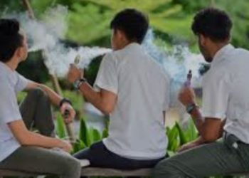 Ilustrasi beberapa anak sekolah merokok . (Unair.co.id)