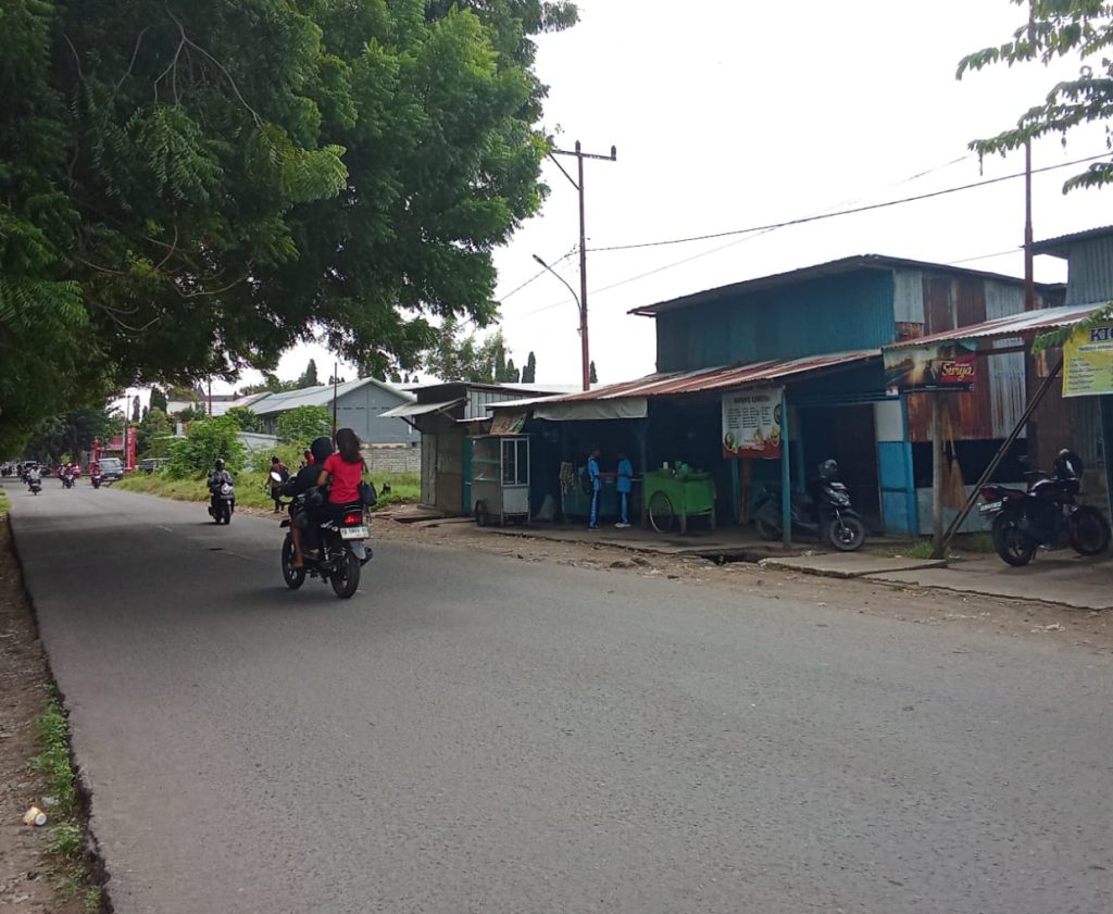 Warung menjual rokok berlokasi sekitar 20 meter dari SMK Negeri Waiblama, Maumere, Kabupaten Sikka. (Dok.KatongNTT.com)