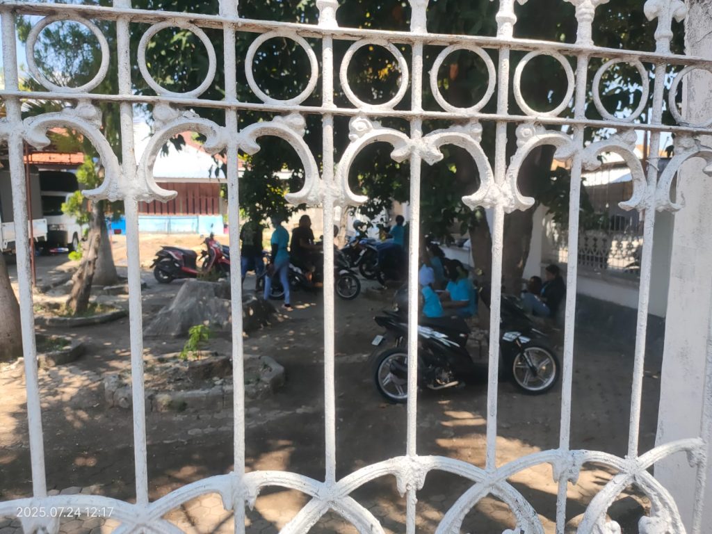 Beberapa relawan Satuan Pelayanan Pemenuhan Gizi Makan Bergizi Gratis Kelapa Lima 1, Kota Kupang, NTT. (Rita Hasugian/KatongNTT) 