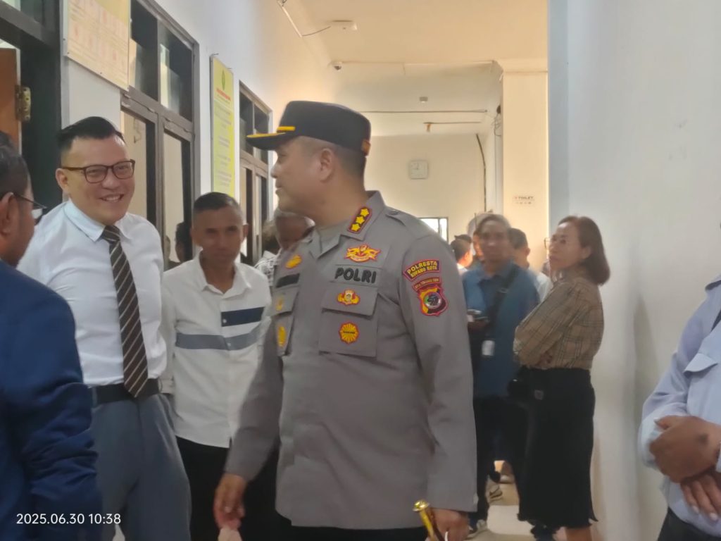 Kapolres Kota Kupang, Aldian Manurung memimpin pengamanan di PN Kupang saat terdakwa eks Kapolres Ngada, NTT Fajar Widyadarma Lukman Sumaatmaja menjalani sidang perdananya pada 30 Juni 2025. (Rita Hasugian/KatongNTT).
