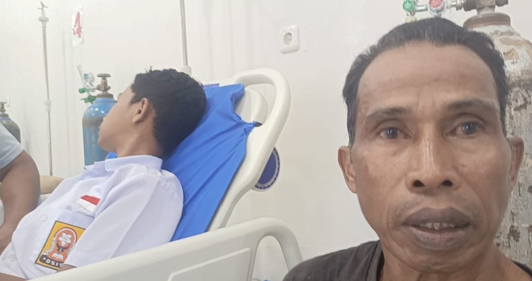 Marselianus, ayah dari siswa SMPN 8 Kota Kupang yang dirawat di UGD SK Lerik.