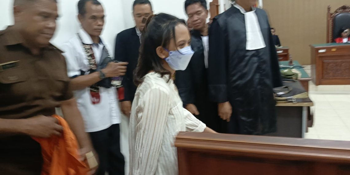 Terdakwa Stefani Heidi Doko Rehi memasuki ruang sidang Cakra di PN Kupang pada Senin 21 Julli 2025. Terdakwa dijerat UU TPPO.