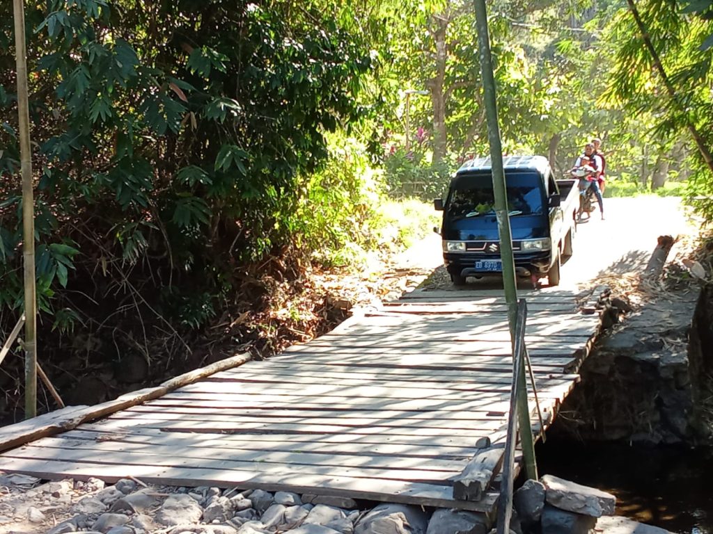 Warga membangun jembatan Napun Keor, Desa Natarmage, Kecamatan Waiblama, Sikka, setelah begitu lama tidak ada respons dari pemerintah untuk memperbaiki jjembatan yang rusak. (Yohanes Fandi/KatongNTT)