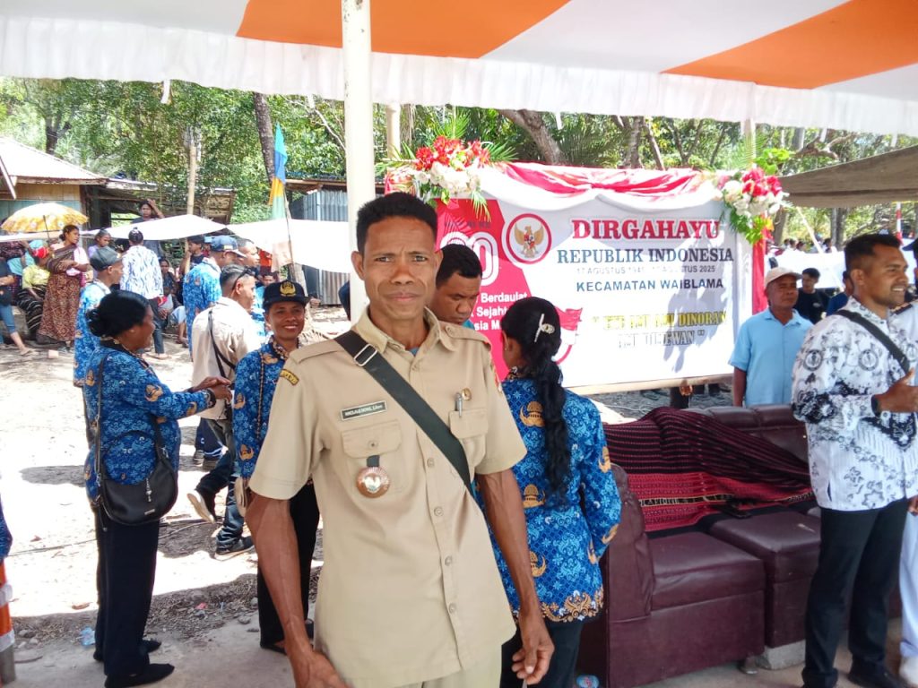 Kepala Desa Natarmage, Nikolaus Nong saat mengikut perayaan Kemerdekaan RI ke-80 di desanya. (Yohanes Fandi/KatongNTT)