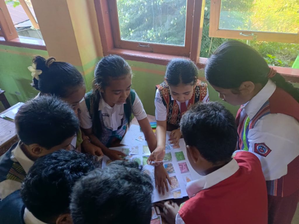 Siswa kelas 6A SD GMIT 01 Soe, TTS mengerjakan tugas kelompok memisahkan gambar tanaman pangan lokal dan yang bukan saat pelajaran pangan lokal pada Kamis, 14 Agustus 2025. (Riandi Kore/KatongNTT)
