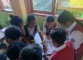 Siswa kelas 6A SD GMIT 01 Soe, TTS mengerjakan tugas kelompok memisahkan gambar tanaman pangan lokal dan yang bukan saat pelajaran pangan lokal pada Kamis, 14 Agustus 2025. (Riandi Kore/KatongNTT)