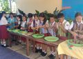 Para siswa kelas 6A SD GMIT 01 Soe, Kabupaten Timor Tengah Selatan belajar mengolah sayuran dan daging se'i pada Kamis, 14 Agustus 2025 sebagai rangkaian dari pelajaran pangan lokal yang diterapkan sekolah ini. (Riandi Kore/KatongNTT)
