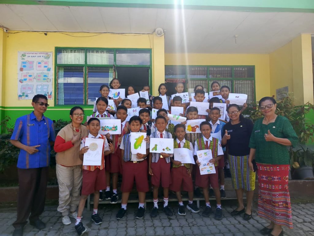 Para siswa kelas 6A SD GMIT 01 Soe bersama Kepala Sekolah Harlenci Yuliana Kause (baju hijau), Walikelas 6A, Mariana Kause (baju hitam) menunjukkan hasil karya mereka tentang pangan lokal. (Riandi Kore/KatongNTT), 