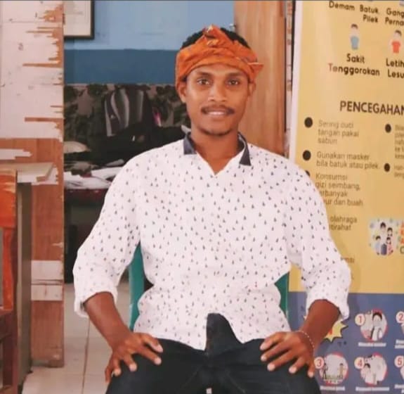 Rudolfus Oktavianus Ruma atau disapa Vian Ruma bekerja sebagai guru matematika di SMPN Nagaroko, Nagekeo, NTT dan aktif sebagai pengurus Koalisi Kopi wilayah Nagekeo. 