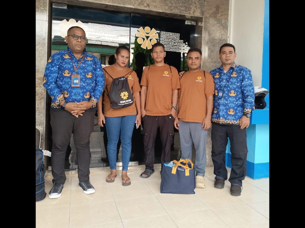 PMI NTT yang dideportasi dari Malaysia tiba di kantor BP3MI NTT pada 17 November 2025. (Rita Hasugian-KatongNTT)