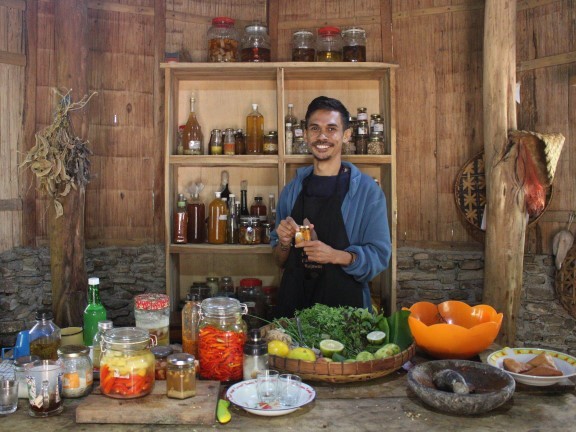 Dicky Senda, pendiri Komunitas Lakoat Kujawas di ruang Food Laboratorium (Yanti Mesak/KatongNTT)
