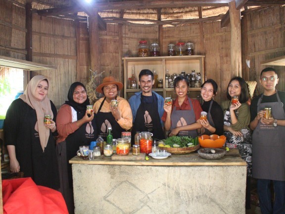 Para peserta didampingi Dicky Senda mempraktekkan cara mmbuat pikel di Food Lab. (YantI Mesak/KatongNTT)