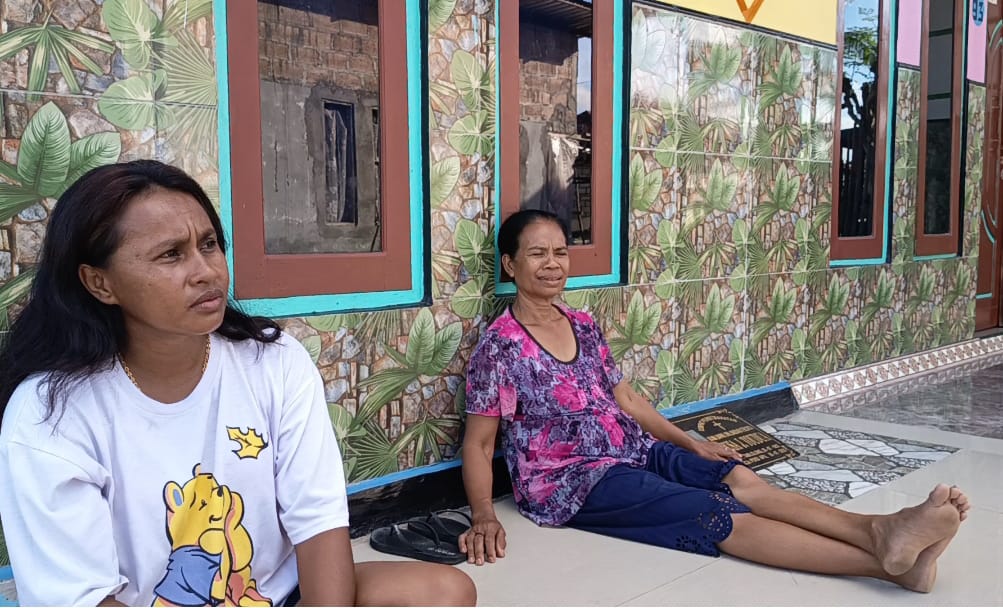 Indrawati Doroh, )Kkau putih) yang juga petani rumput laut di Desa Tablolong, Kecamatan Kupang Barat, Kabupaten Kupang, NTT. (Rita Hasugian/lKatongNTT)