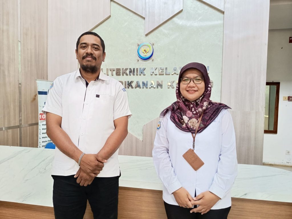 Lukas Giovani Gonzales Serihollo dan Sartika Tangguda, peneliti rumput laut di Desa Tablolong terpapar mikroplastik. Keduanya sebagai pengajar di Politeknik Kelautan dan Perikanan Kupang. (Rita Hasugian/KatongNTT)