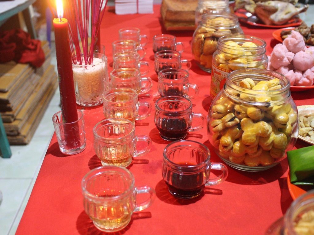 Setiap kurban persembahan Imlek harus berjumlah ganjil sesuai tradisi yang dirawat oleh keluarag Frans Xaver Saka . (Yanti Mesak/Katongntt)