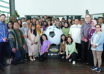 Para peserta Diskusi Komunitas Breaking Barries, Building Feature #KickOutGBV# berfoto bersama dilatari bola untuk olahraga sepak bola di Jakarta, 6 Maret 2026. (Foto: Magdalene)