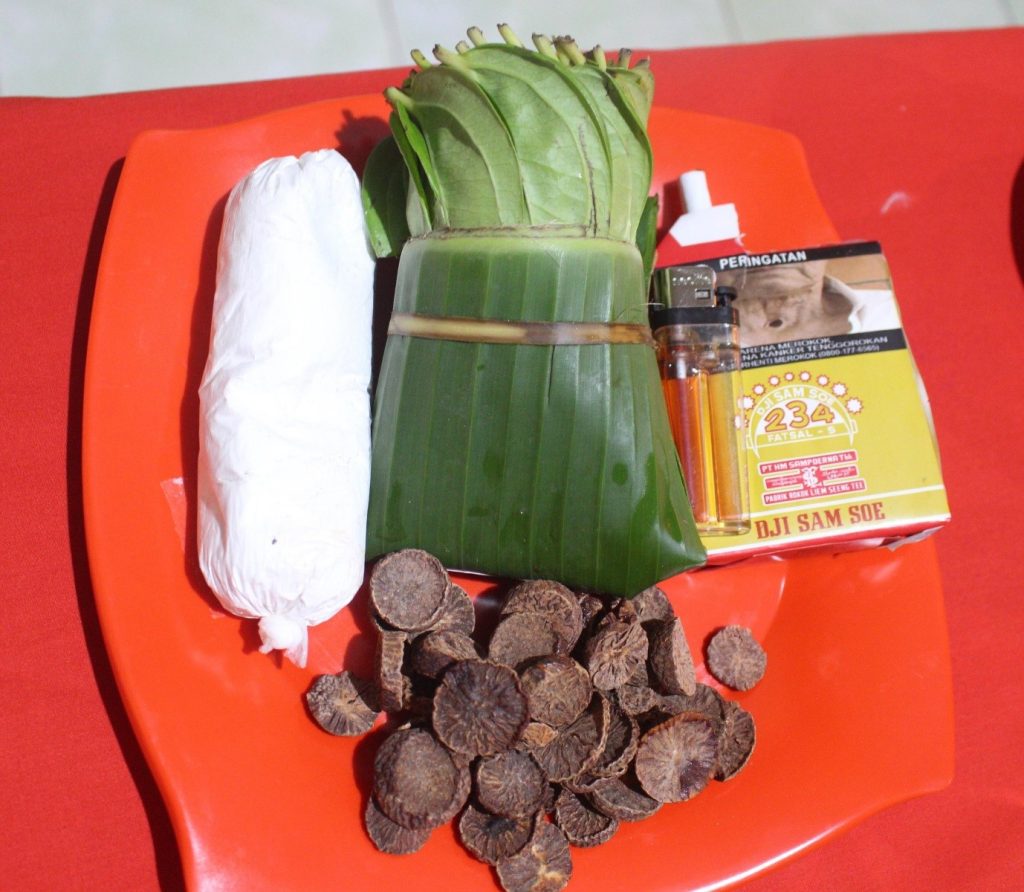 Sirih, pinang, kapur sirih, dan rokok disertakan sebagai kurban persembahan Imlek keluarga Frans Xaver Saka. (Yanti Mesak/KatongNTT)