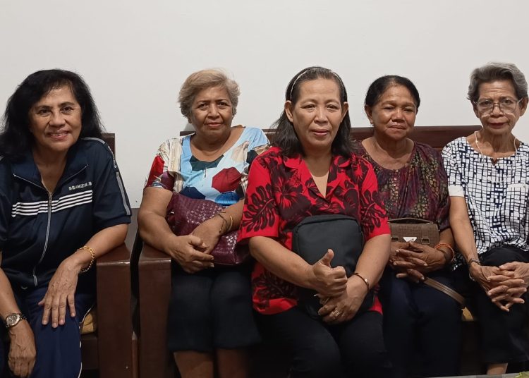 Lima perempuan anggota Forum Pelangi Kasih dii Kota Kupang yang melahirkan dan membesarkan anak-anak mereka sebagai LGBTQ+. Anak-anak mereka sering diejek, didisrkiminasi, dan dilecehkan. (Dok. KatongNTT)