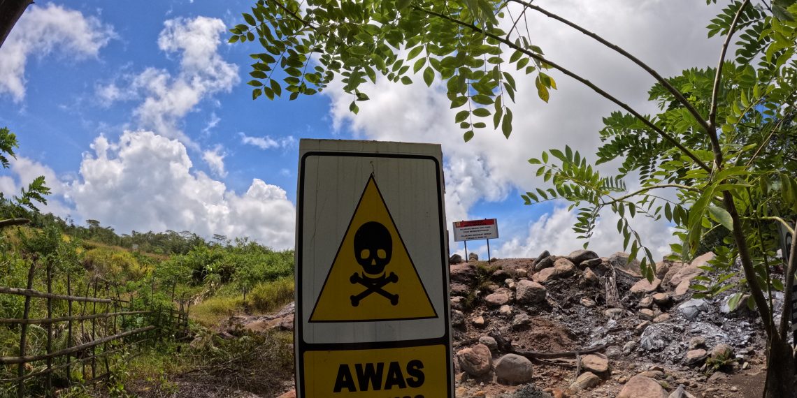 Tanda bahaya gas hidrogen sulfida (H2S) di sekitar kawah. (Dok.Magdalene.co)