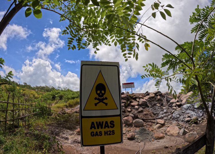 Tanda bahaya gas hidrogen sulfida (H2S) di sekitar kawah. (Dok.Magdalene.co)