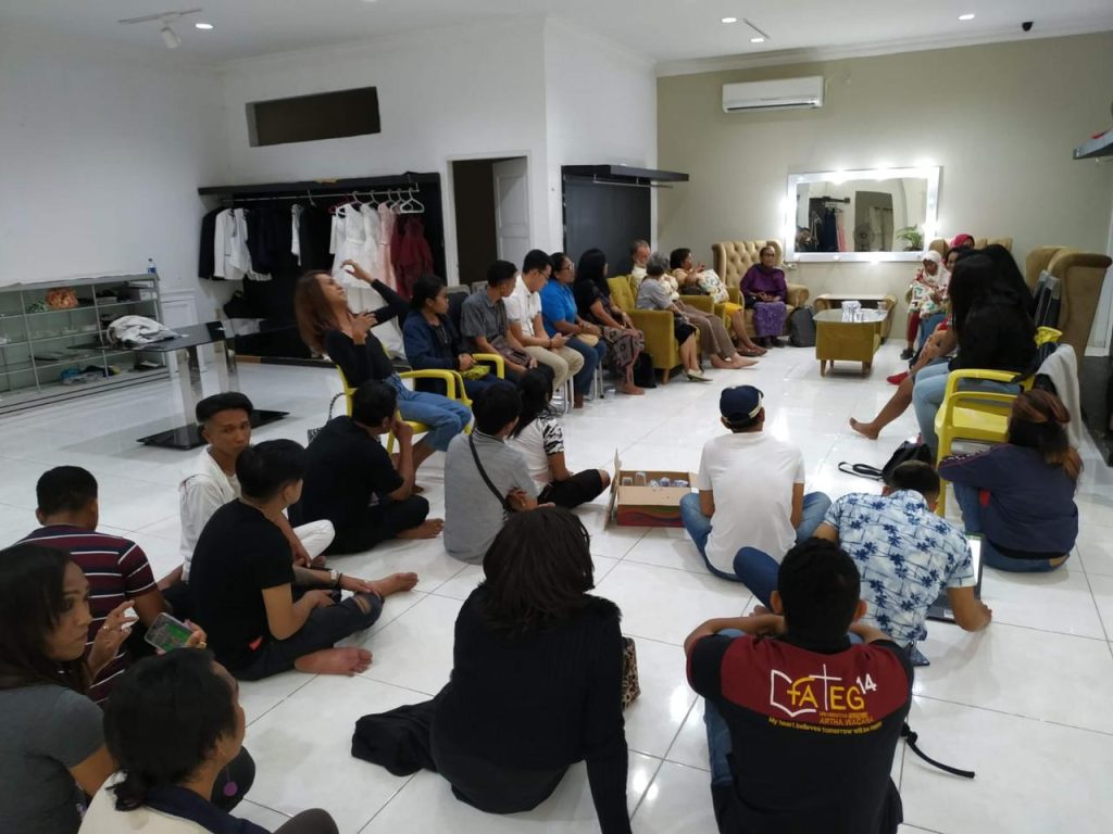 Pertemuan sejumlah orangtua yang memiliki anak-anak LGBTQ dengan tokoh agama progresif, dan kaum muda pada 22 Agustus 2019 yang difasilitasi IMOF NTT. Dalam pertemuan ini muncul ide membentuk Forum Pelangi Kasih. (Dok.IMOF NTT)