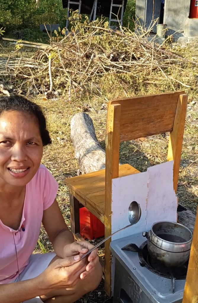 Sofia Harjon menyiapkan makanan untuk bayinya berusia 9 bulan di tenda pengungsian warga korban Gempa Flores di desa Satar Padut, Kecamatan Lamba Leda Utara, Kabupaten Manggarai Timur, NTT. (Dok.KatongNTT)