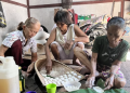 Para perempuan kampung Ansok, dusun Balai Temenggung, Desa Benua Kencana, Sintang, Kalimantan Barat mengolah makanan hasil dari kebun mereka. (Dok. Magdalene.co)