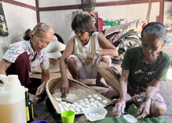 Para perempuan kampung Ansok, dusun Balai Temenggung, Desa Benua Kencana, Sintang, Kalimantan Barat mengolah makanan hasil dari kebun mereka. (Dok. Magdalene.co)
