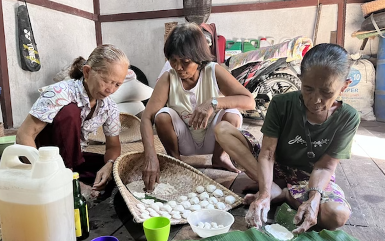 Para perempuan kampung Ansok, dusun Balai Temenggung, Desa Benua Kencana, Sintang, Kalimantan Barat mengolah makanan hasil dari kebun mereka. (Dok. Magdalene.co)
