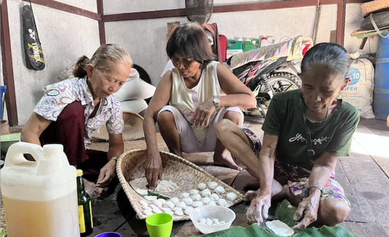 Para perempuan kampung Ansok, dusun Balai Temenggung, Desa Benua Kencana, Sintang, Kalimantan Barat mengolah makanan hasil dari kebun mereka. (Dok. Magdalene.co)