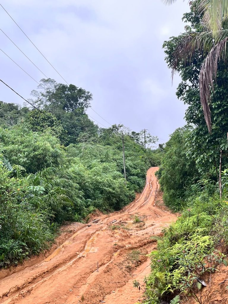 Jalan penuh lumpur di sepanjang kampung Ansok. (Dok. Magdalene.co)