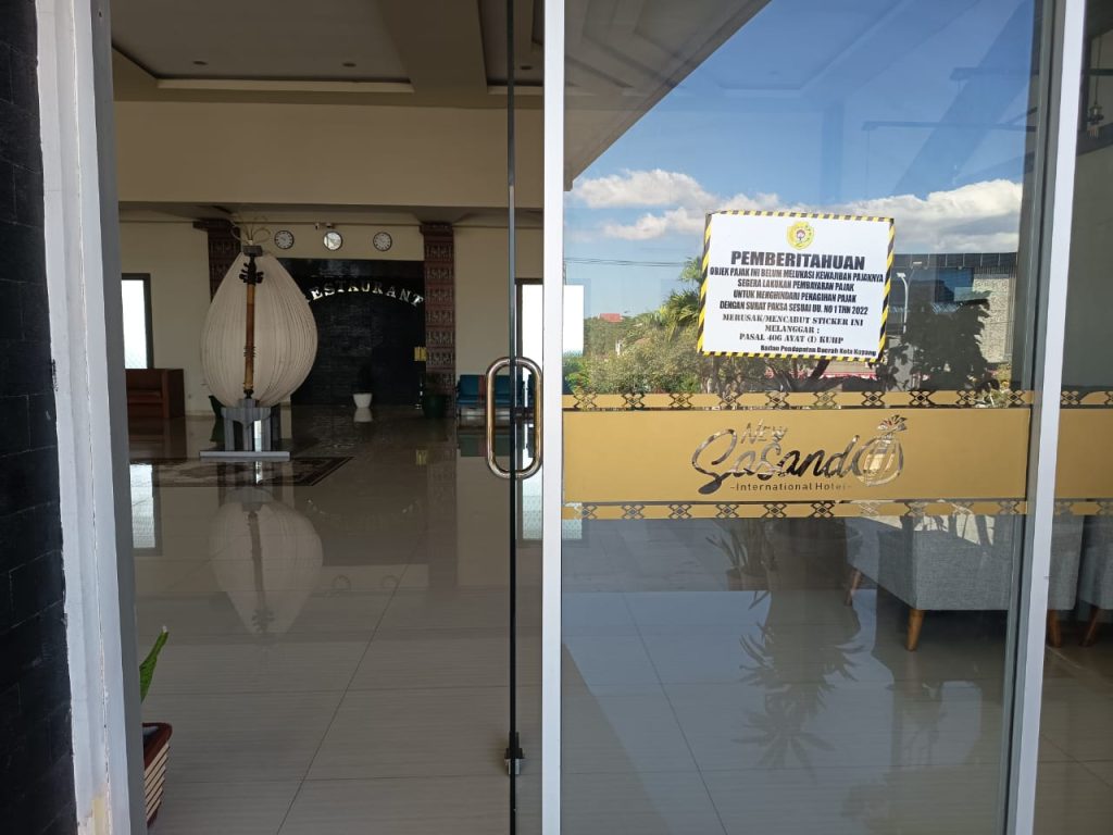 Pemberitahuan manajemen Hotel Sasando International belum membayar pajak. (Dok, KatongNTT)
