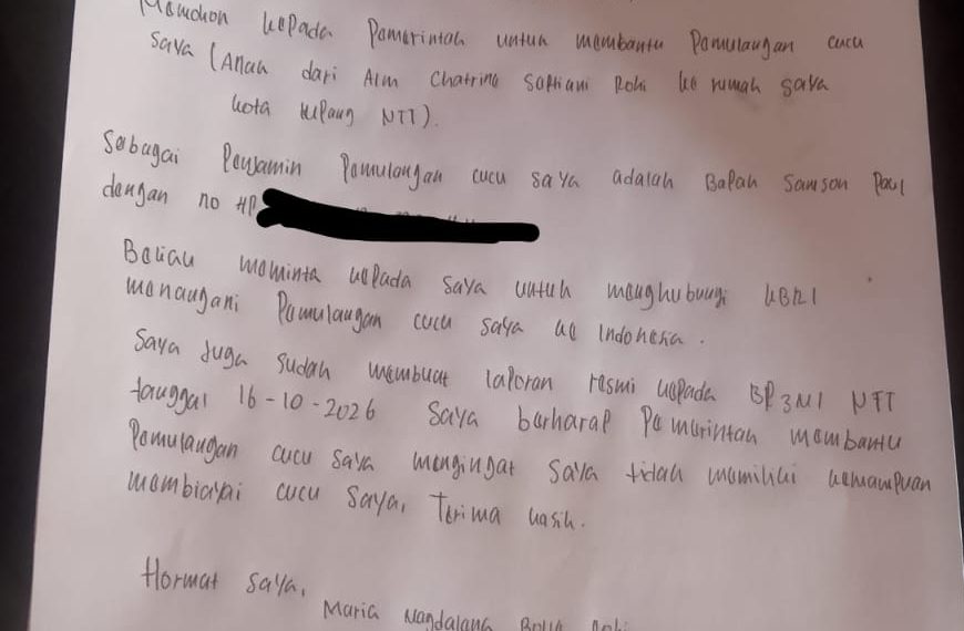 Maria Magdalena Rohi menulis surat kepada Pemerintah untuk memohon bantuan pemulangan cucunya berusia 10 tahun dari Malaysia. Cucunya itu merupakan anak dari PMI NTT Chatrine Septiani Rohi dengan seorang pria asal Madura. Kepolisian Malaysia melaporkan Chatrine meninggal dalam kecelakaan tunggal lalu lintas pada 29 Juli 2026. (Dok.KatongNTT)